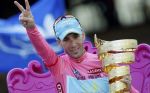 Vincenzo Nibali festeggia la vittoria del Giro sul podio di Brescia.